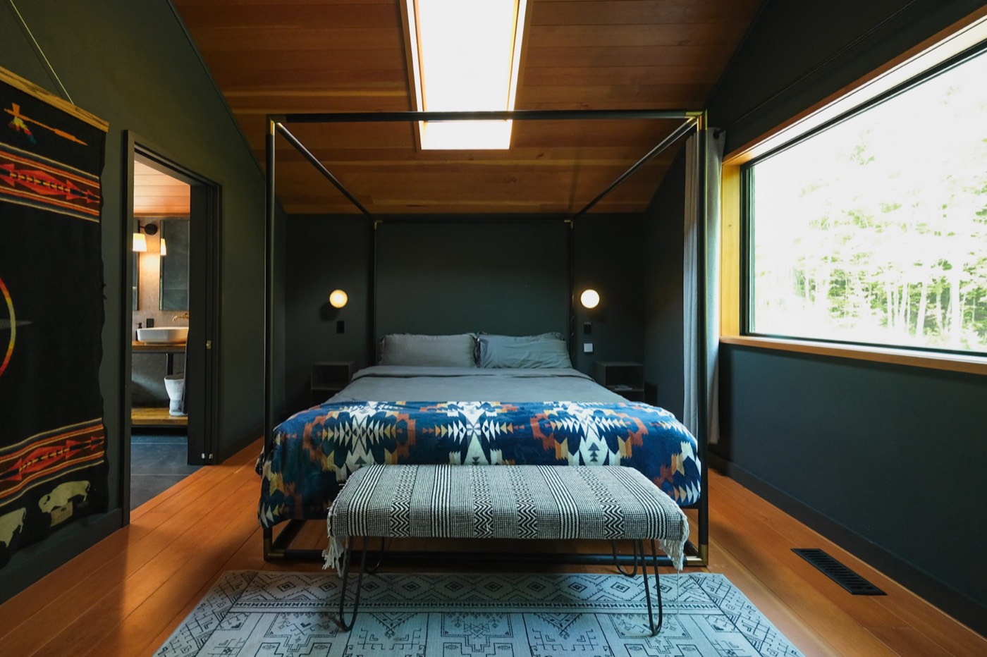 Black Oak Lodge waterfront deck and lounge area